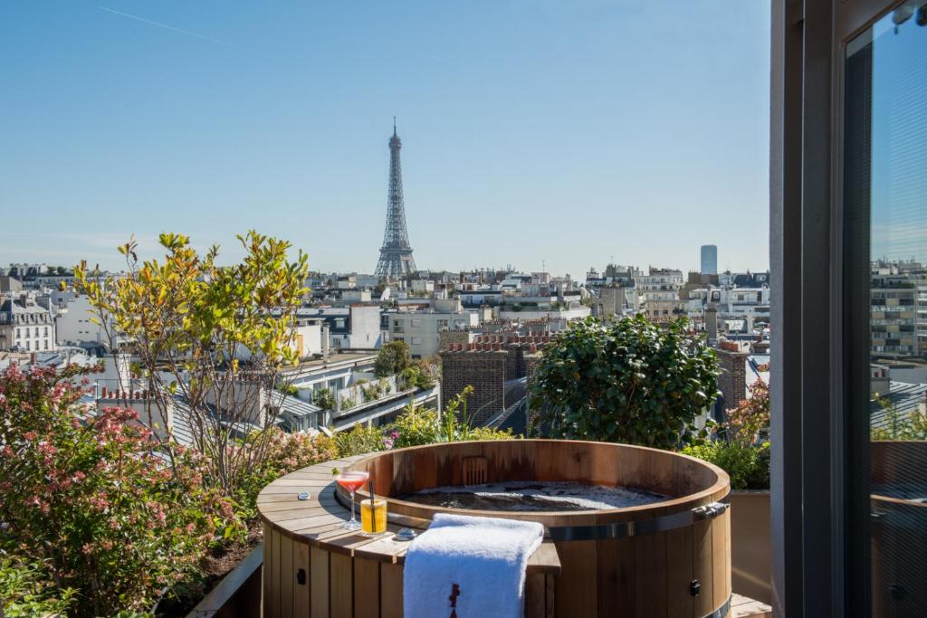 Suite with Terrace and Spa Bath - Image 3