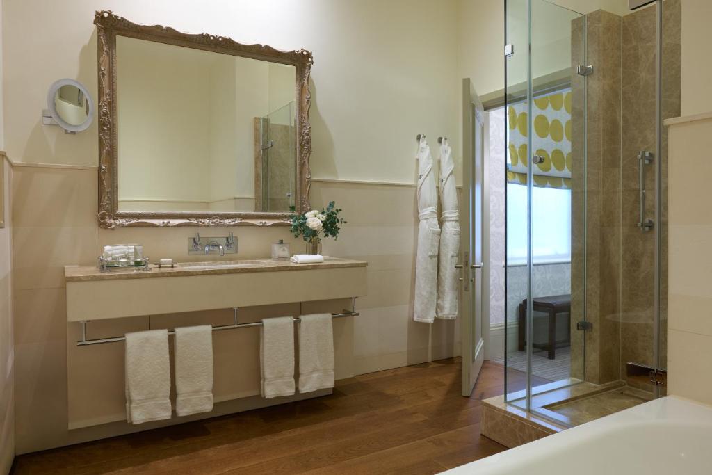 Deluxe King or Twin Room - Image 5