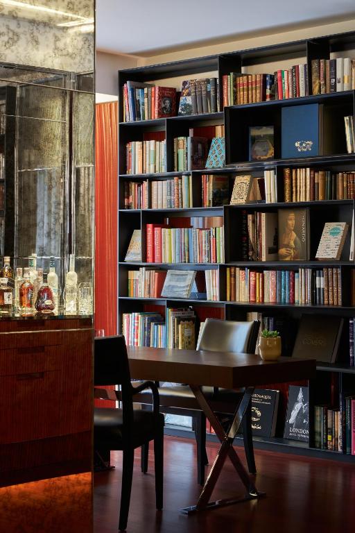 One-Bedroom King Suite with Urban View - Image 5