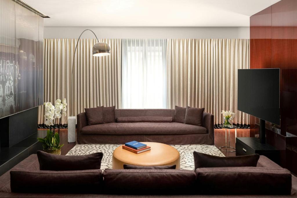 One-Bedroom King Suite with Urban View - Image 8