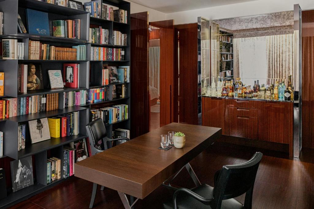 One-Bedroom Premium King Suite - Image 9