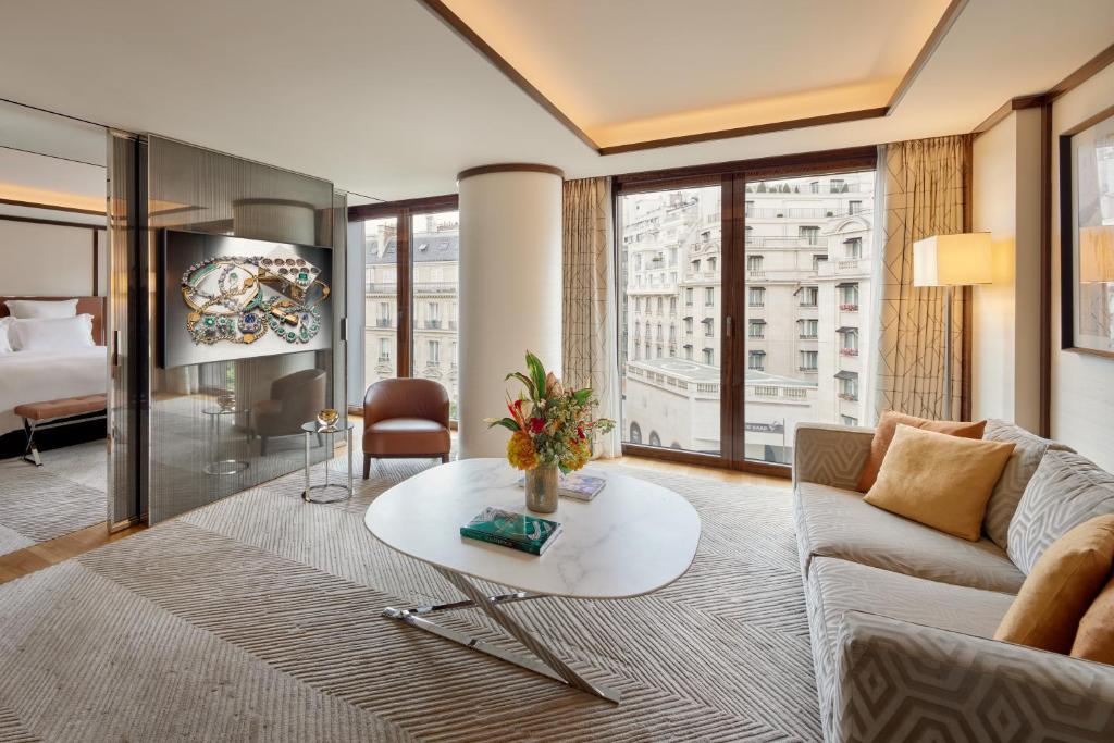 Deluxe Suite - Image 1