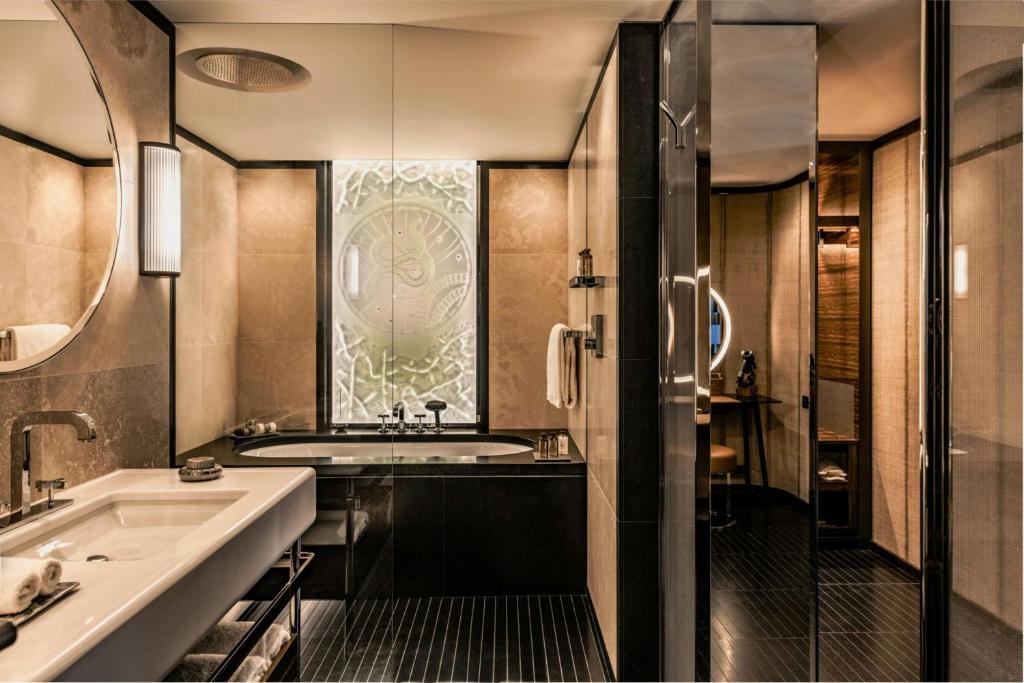 Deluxe Suite - Image 4