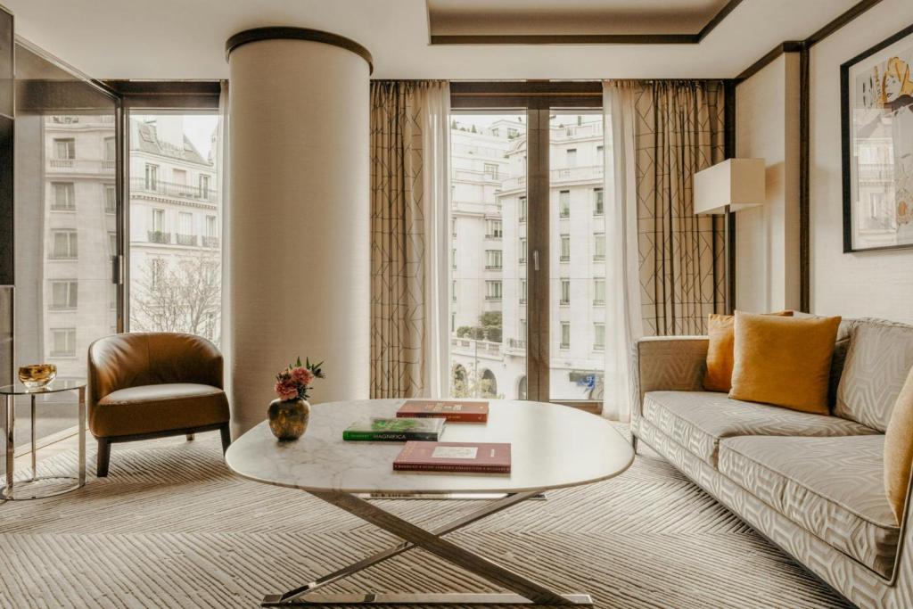 Deluxe Suite - Image 7