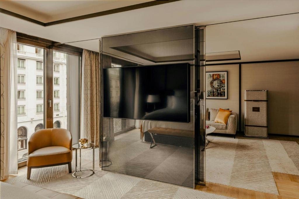 Deluxe Suite - Image 8