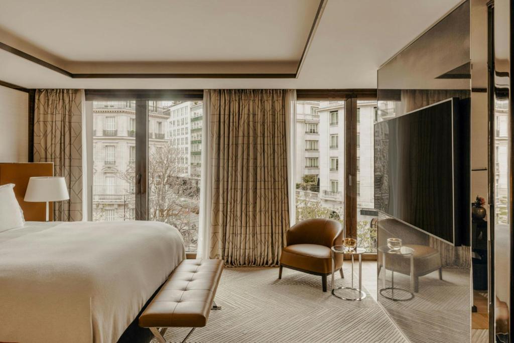 Deluxe Suite - Image 9