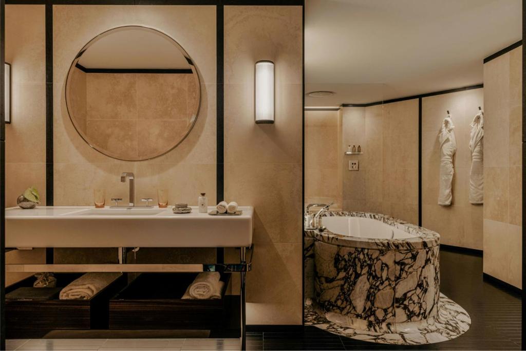 Executive Suite with Terrace - Image 12
