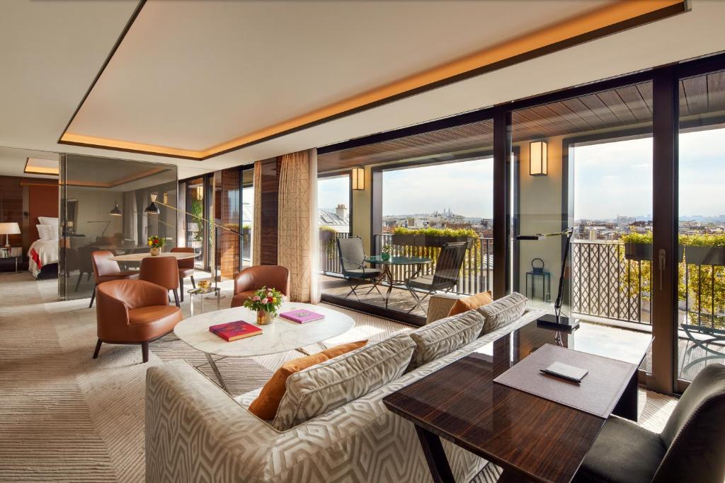 Executive Suite with Terrace - Image 2