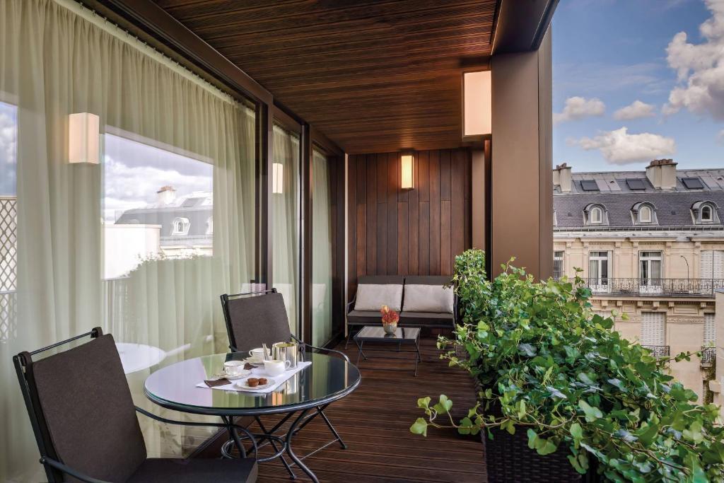 Executive Suite with Terrace - Image 4