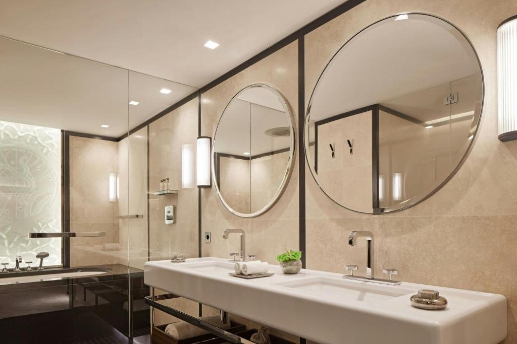 Executive Suite with Terrace - Image 7