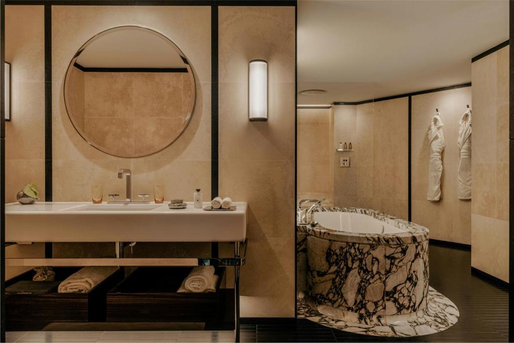 Executive Suite - Image 8
