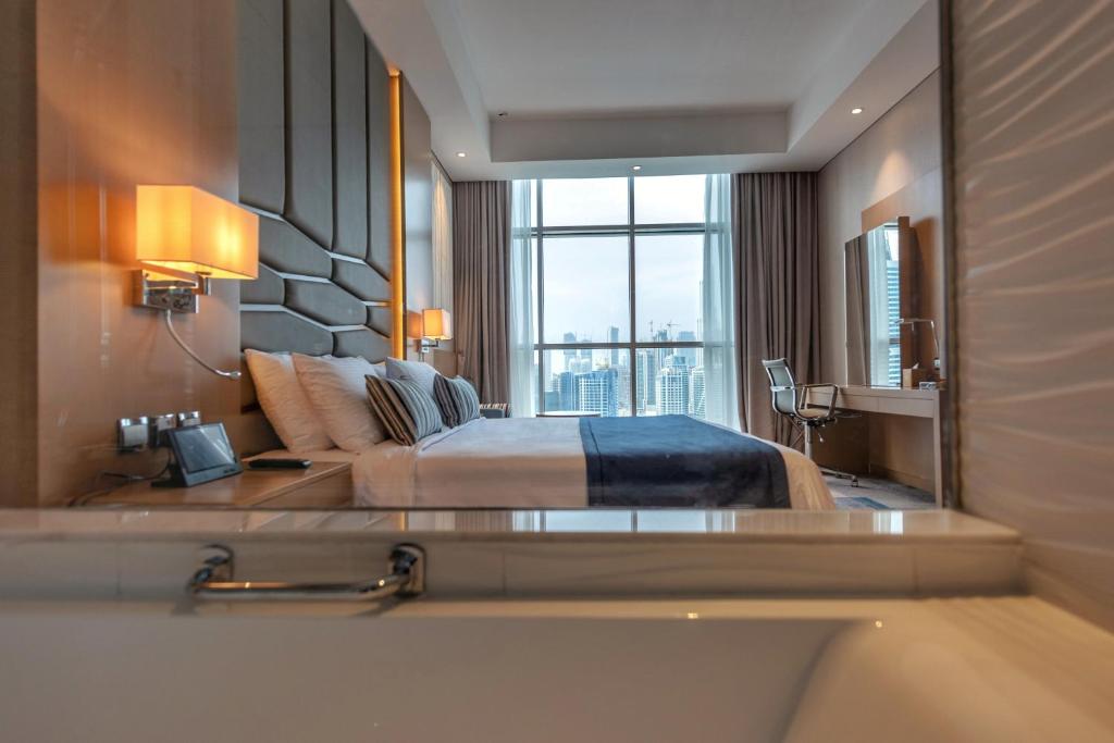 Deluxe Room Partial Canal View - Image 4