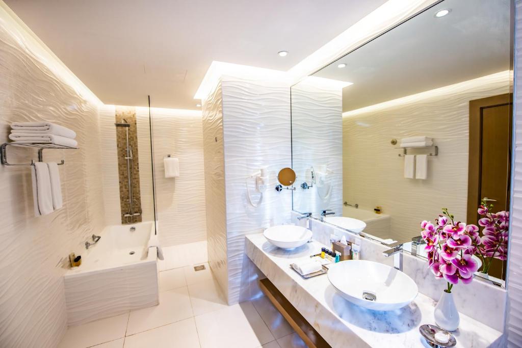 One Bedroom Suite - Dubai Canal View - Image 2