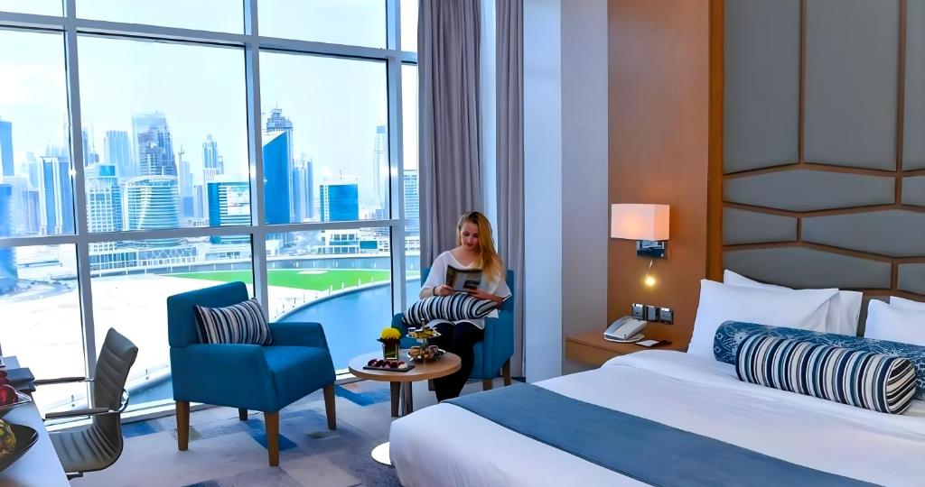 Premium Room Dubai Canal View - Image 4