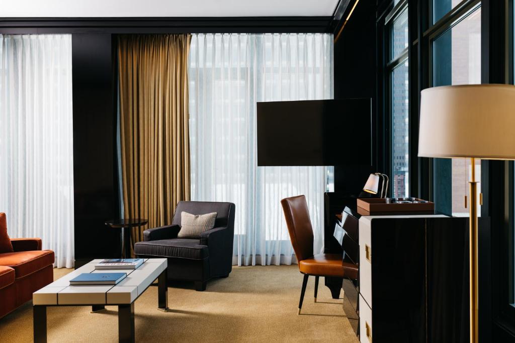 Junior Suite Corner City View Accessible - Image 2