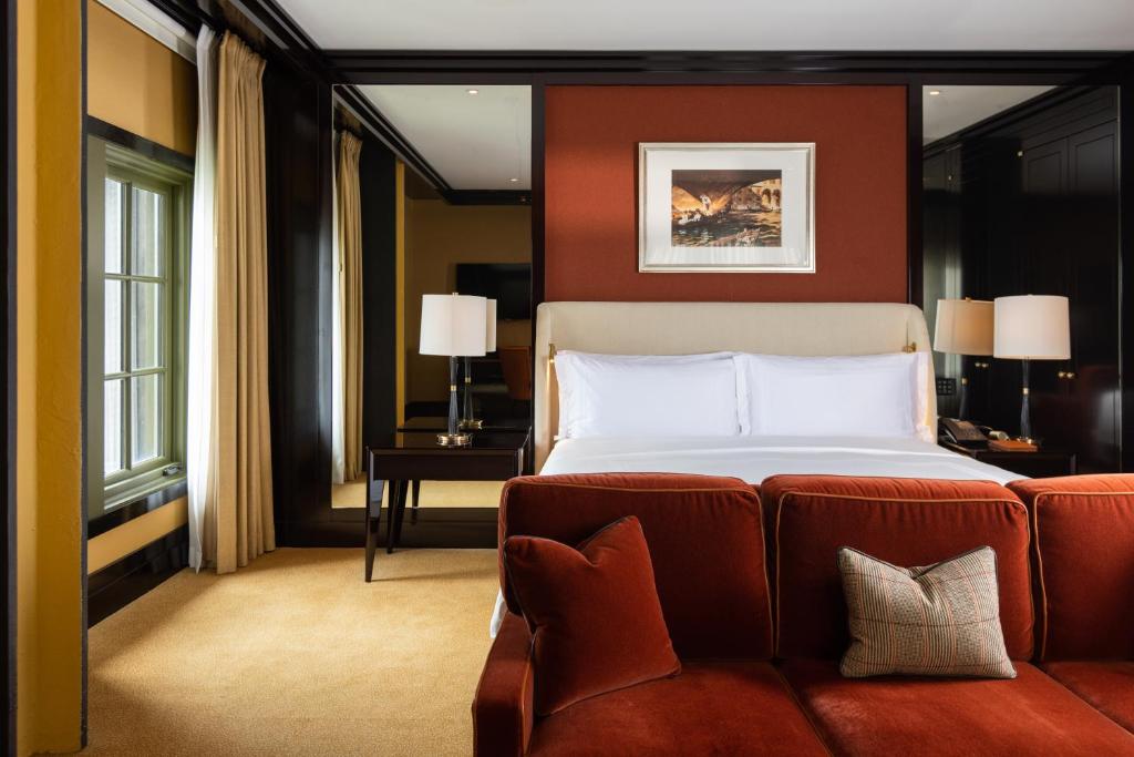 Junior Suite Corner City View - Image 1