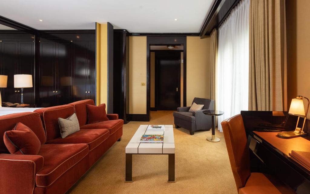 Junior Suite Corner City View - Image 2