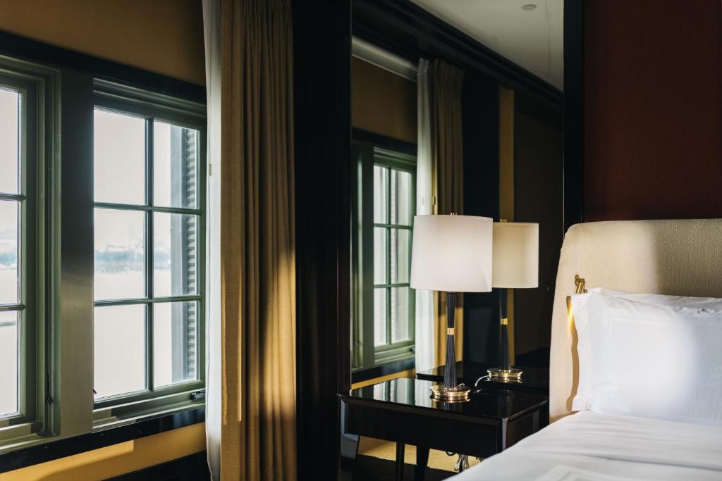 Junior Suite Corner City View - Image 3