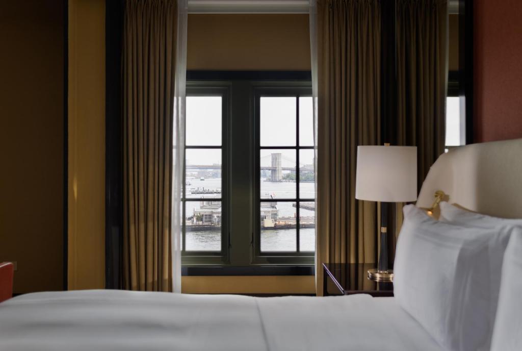 Junior Suite Corner City View - Image 4