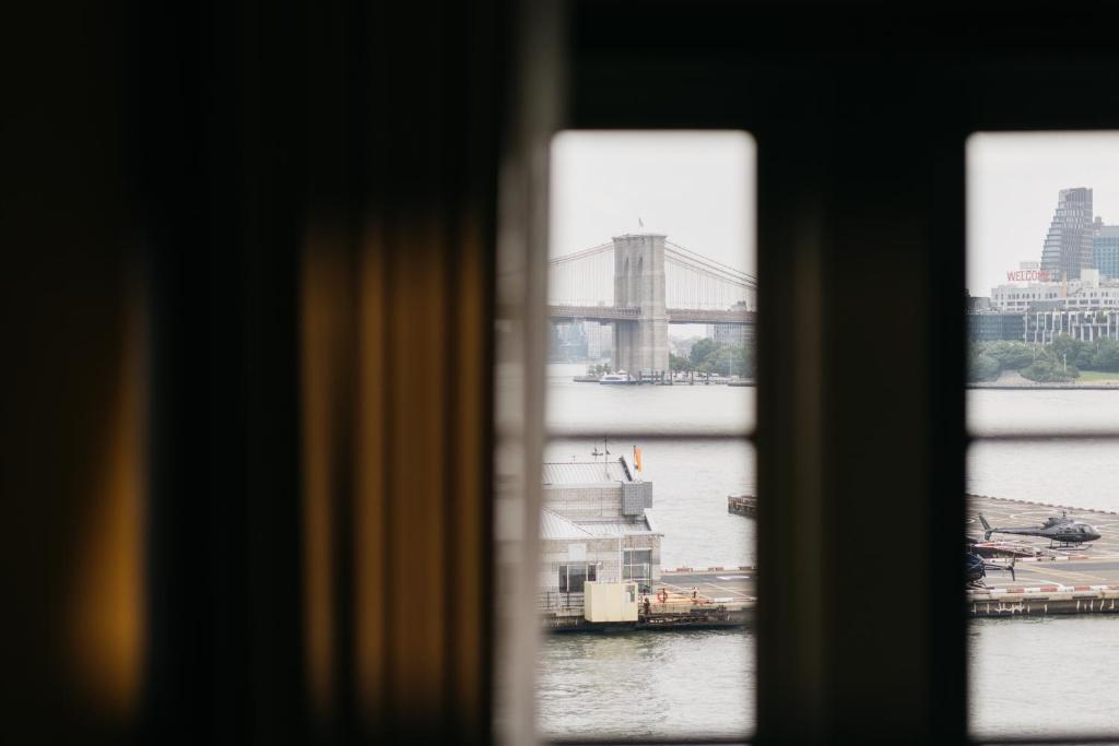 Junior Suite Corner City View - Image 5