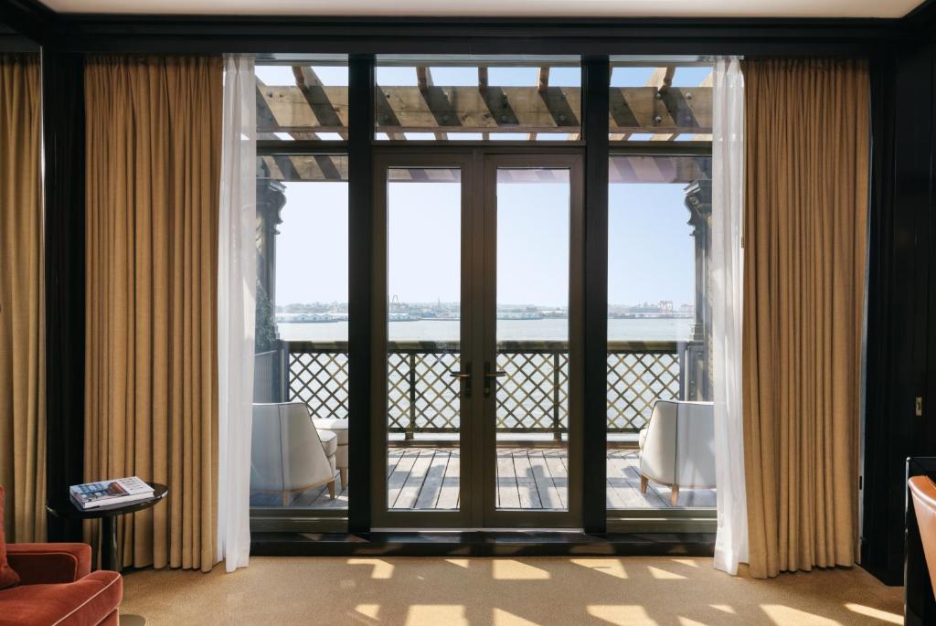 Premier River View Suite - Image 2