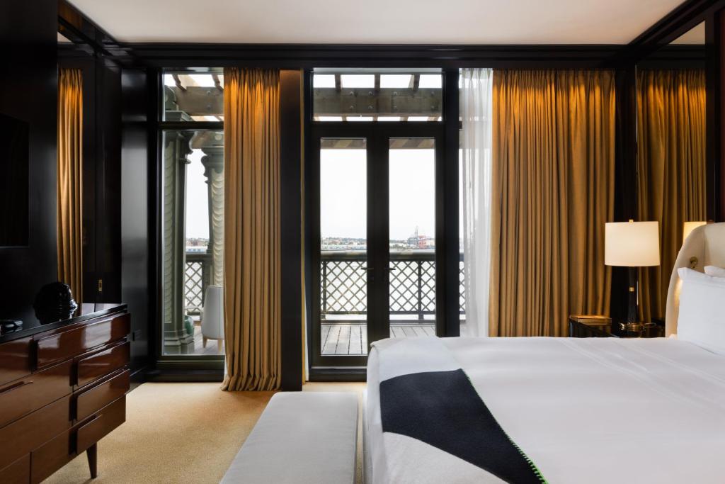 Premier River View Suite - Image 3