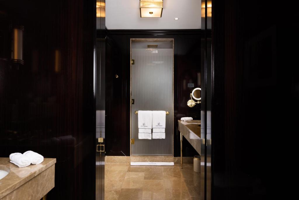 Premier River View Suite - Image 4