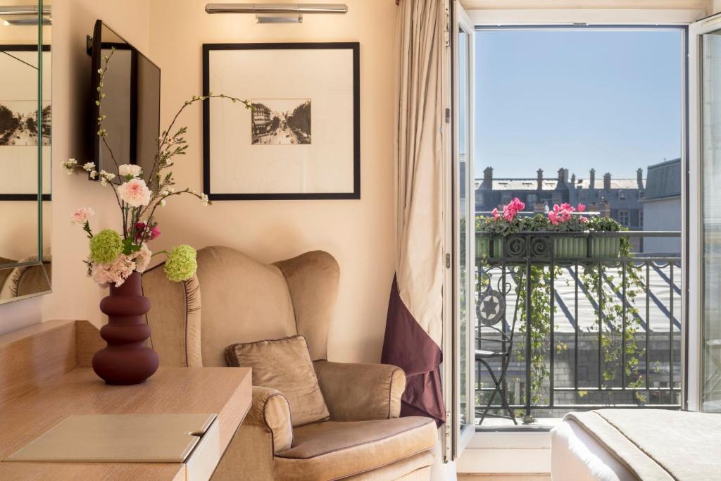 Deluxe Double Room with Balcony - Image 2