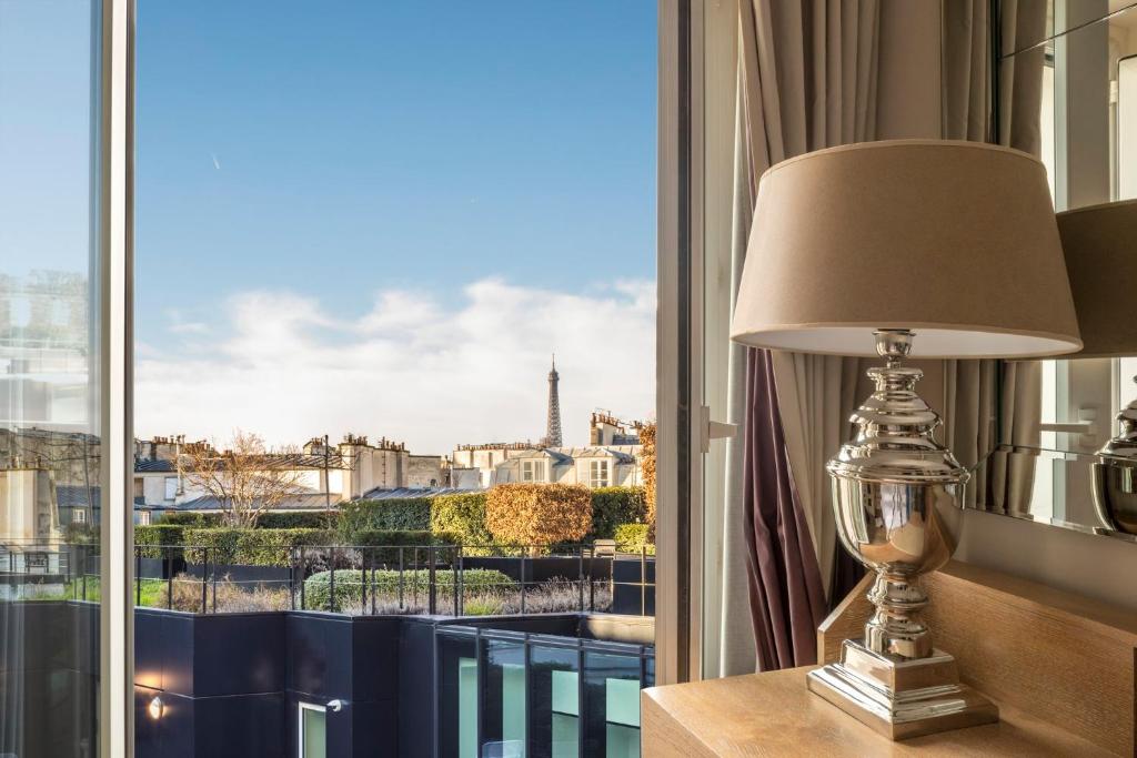 Deluxe Eiffel Tower View - Image 1