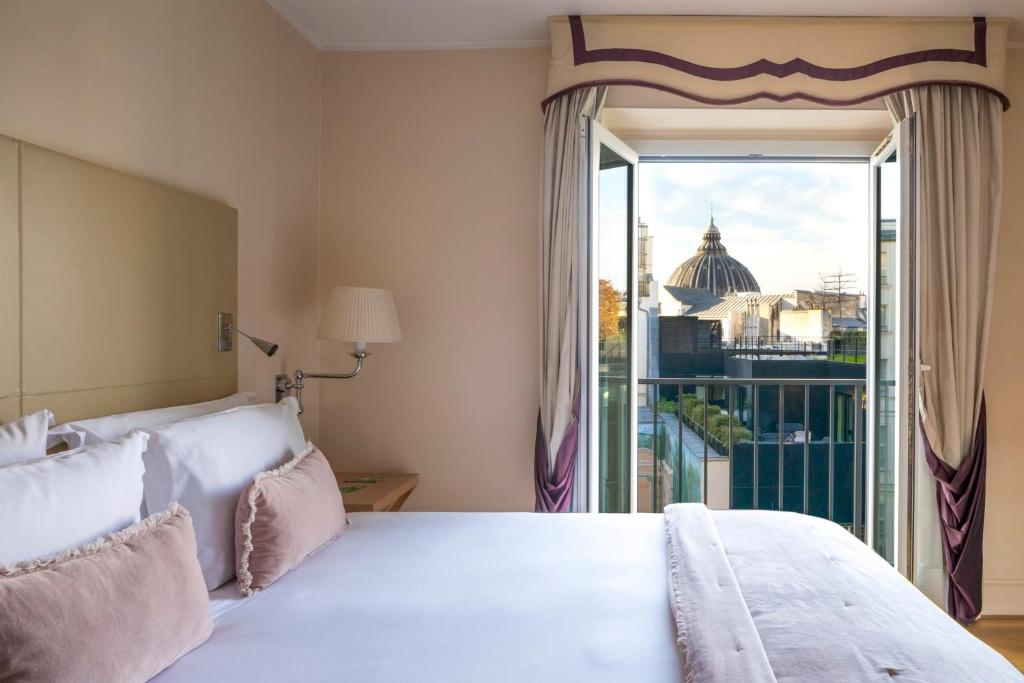 Deluxe Eiffel Tower View - Image 4