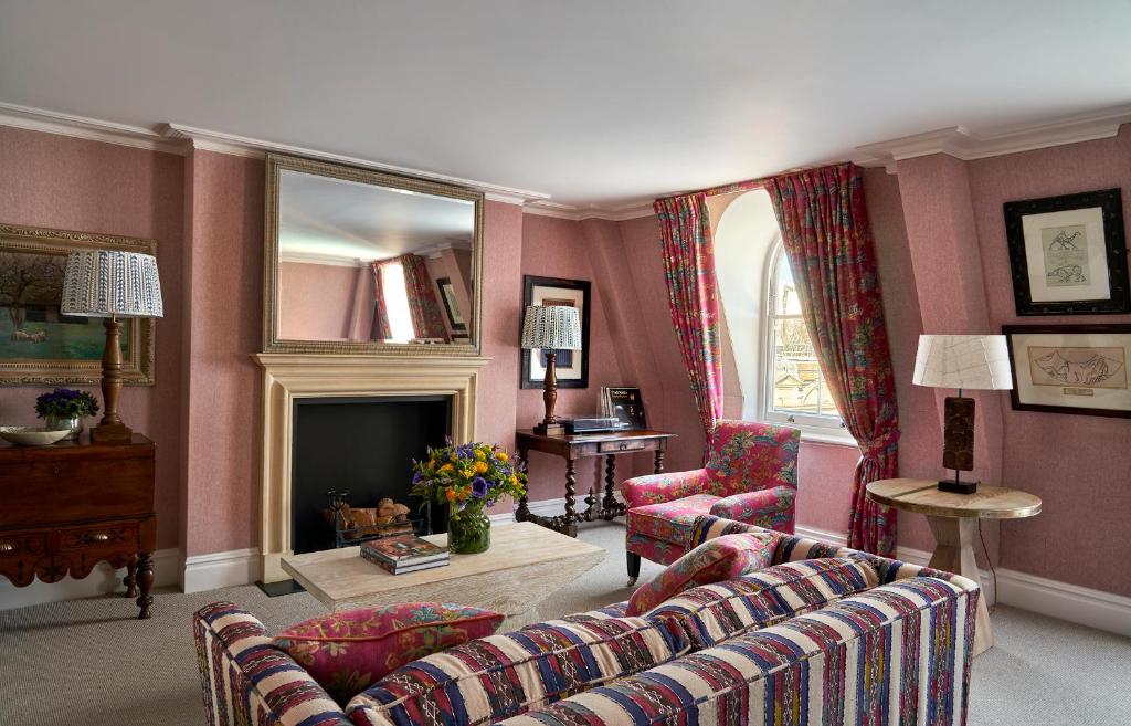 One-Bedroom Virginia Woolf Suite - Image 4