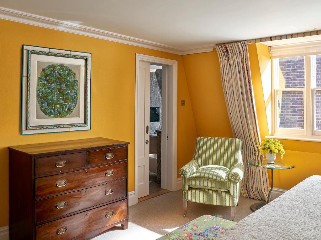One-Bedroom Virginia Woolf Suite - Image 7