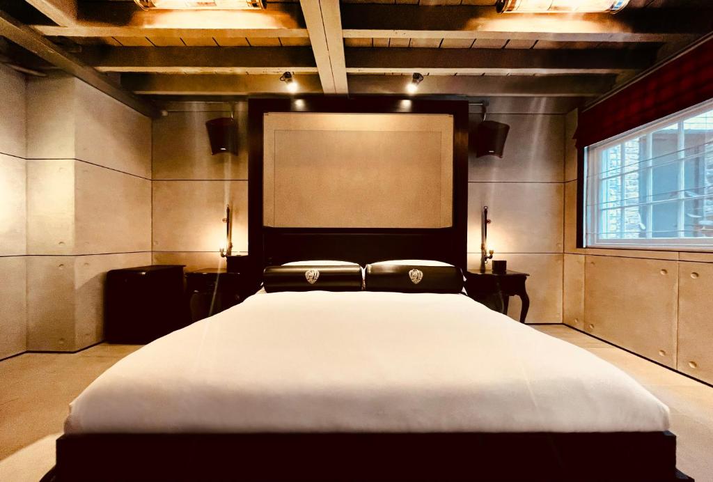 One-Bedroom Signature Apartment - Image 1