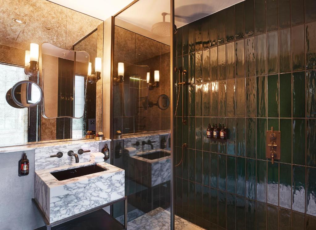 Two-Bedroom Deluxe Apartment - Image 2