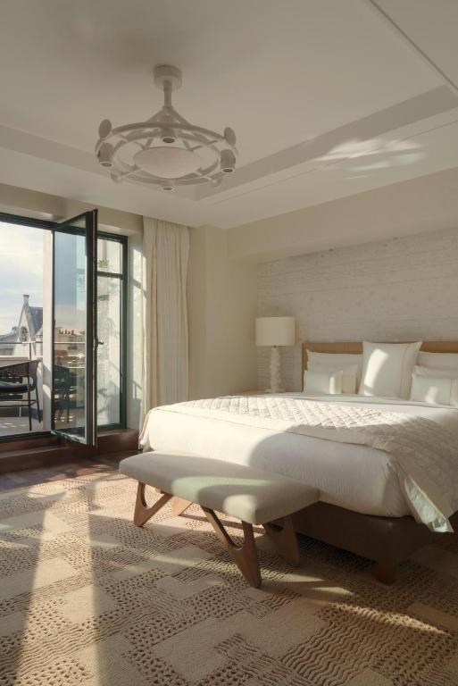 Balcony Deluxe Room - Image 3