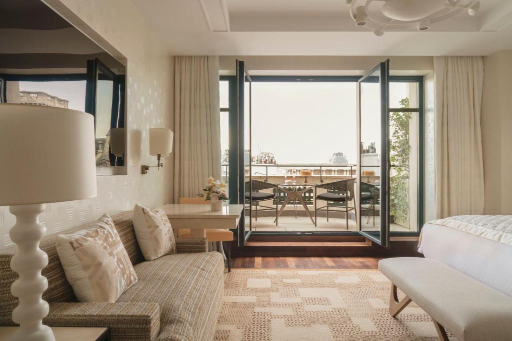 Balcony Deluxe Room - Image 4