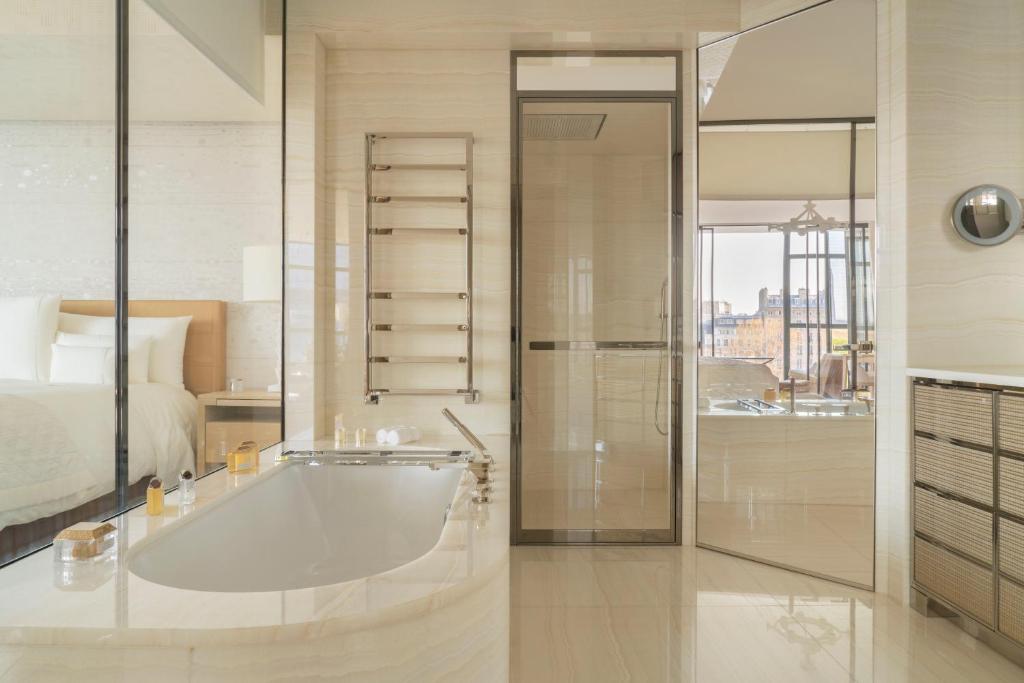 Eiffel Suite - Image 5