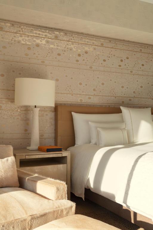 Louvre Deluxe room - Image 3