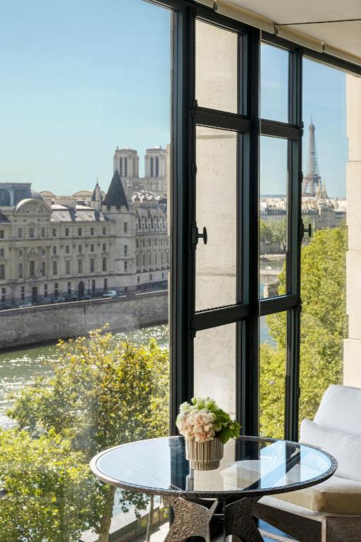 Notre-Dame Suite - Image 1