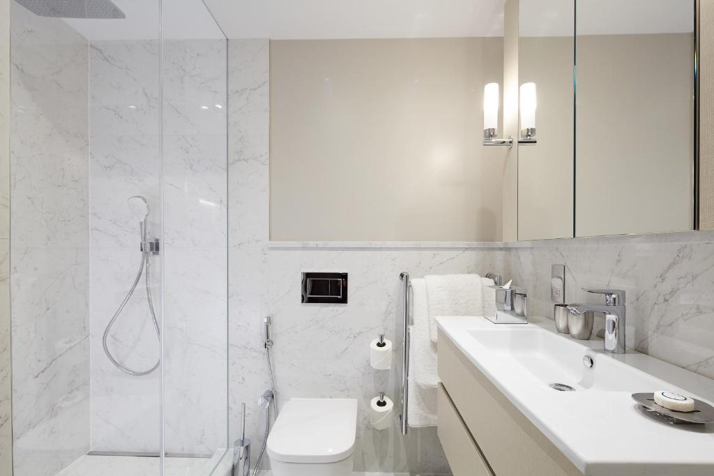 Deluxe Three Bedroom Apartment - Image 2