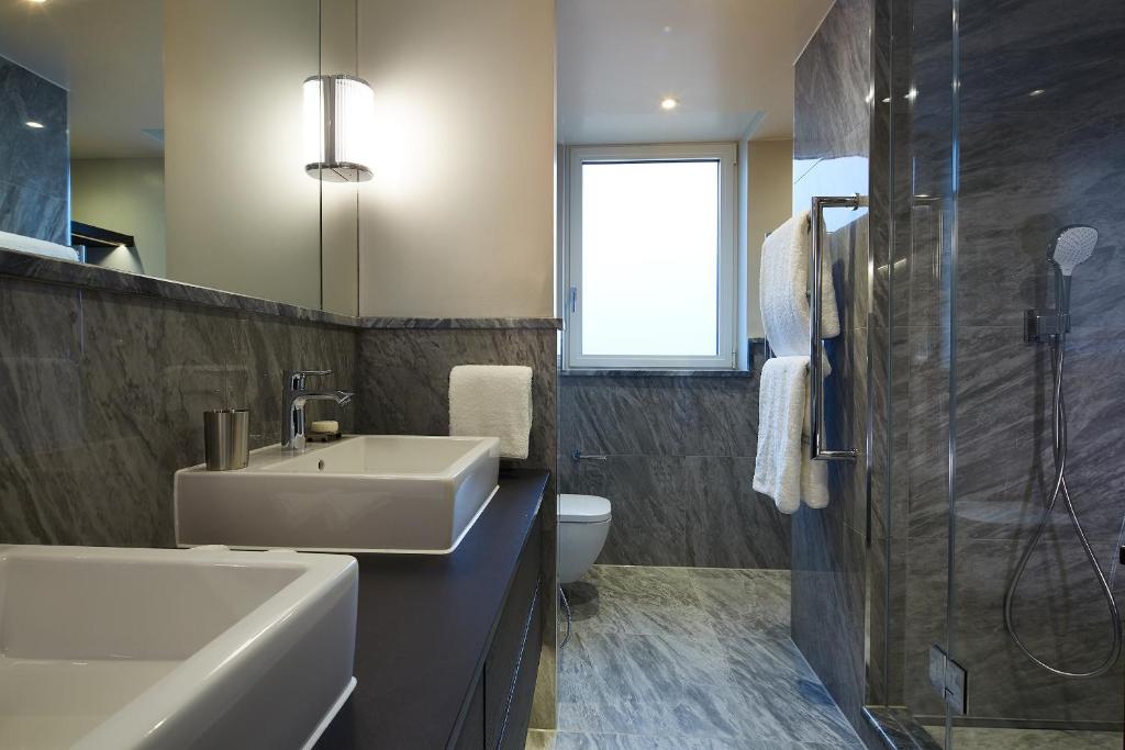 Deluxe Three Bedroom Apartment - Image 3