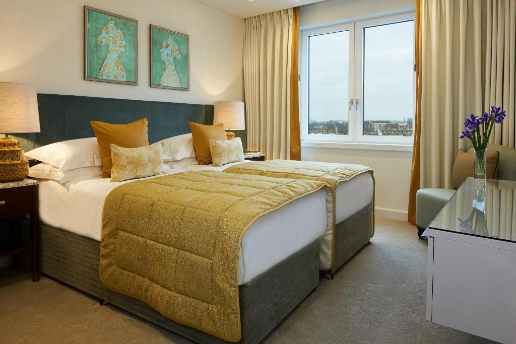 Deluxe Two-Bedroom Apartment - Image 13