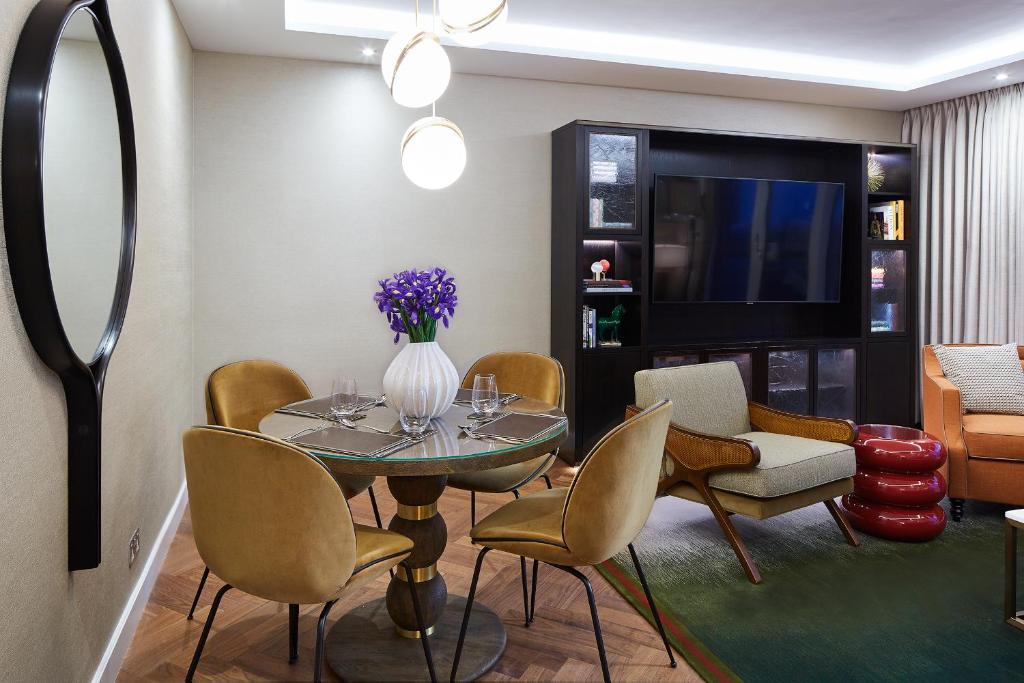 Deluxe Two-Bedroom Apartment - Image 16