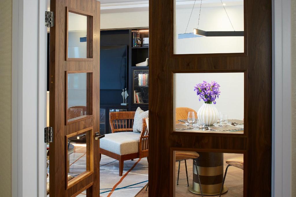 Deluxe Two-Bedroom Apartment - Image 21