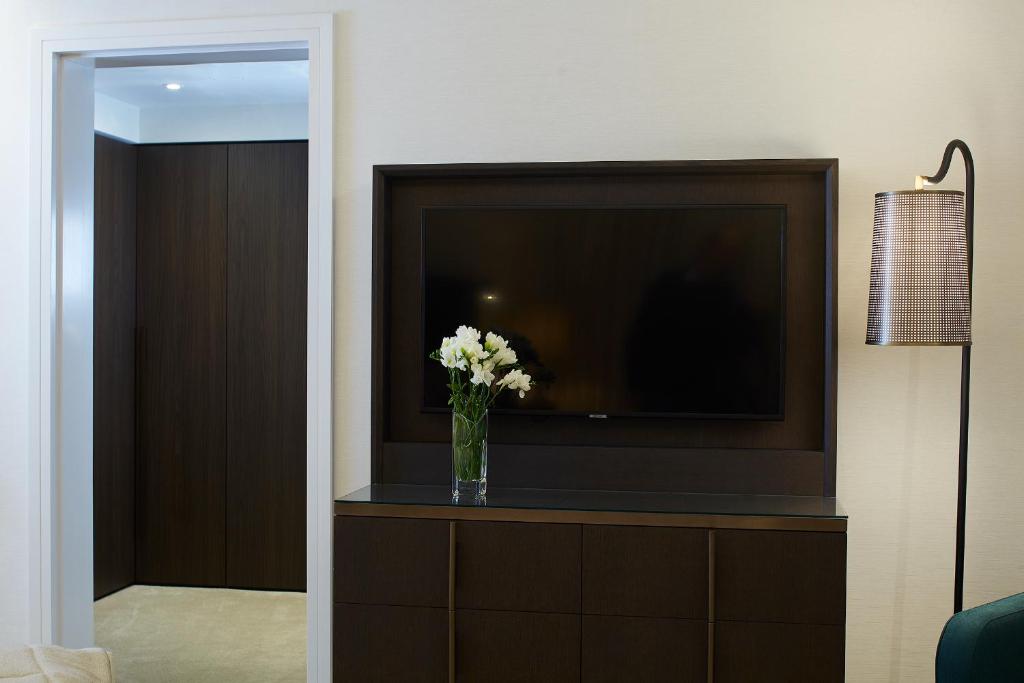 Luxury Two-Bedroom Apartment - Image 11