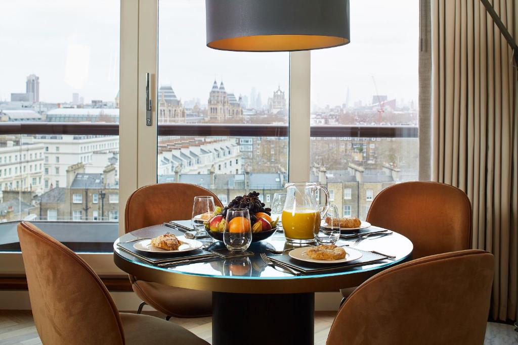 Luxury Two-Bedroom Apartment - Image 12