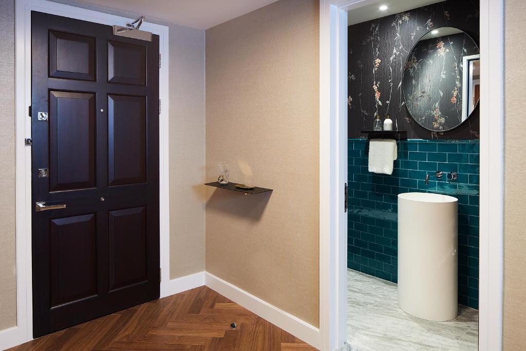 Luxury Two-Bedroom Apartment - Image 17