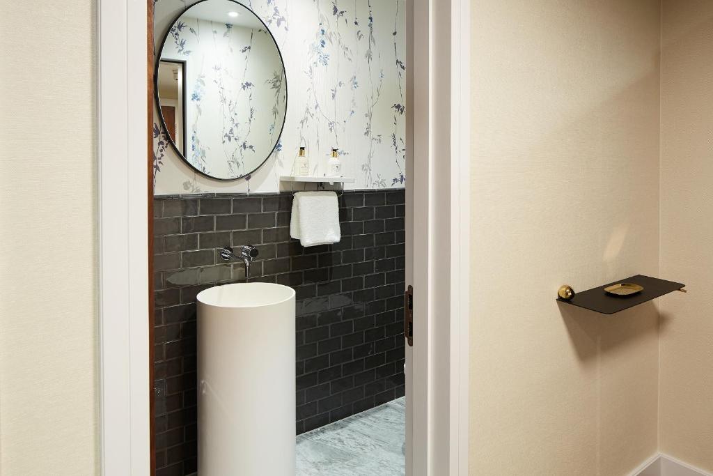 Luxury Two-Bedroom Apartment - Image 25