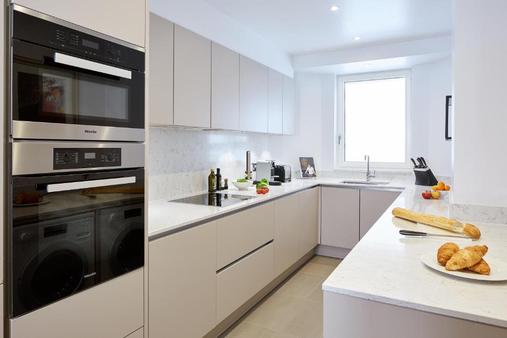 Superior Three-Bedroom Apartment - Image 1