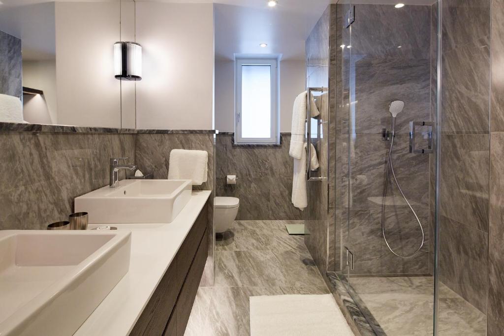 Superior Three-Bedroom Apartment - Image 2